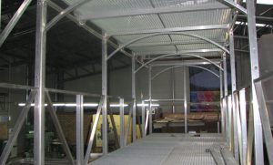 dekoraciya-dlya-spektaklya-kurazh-_--2009_1_